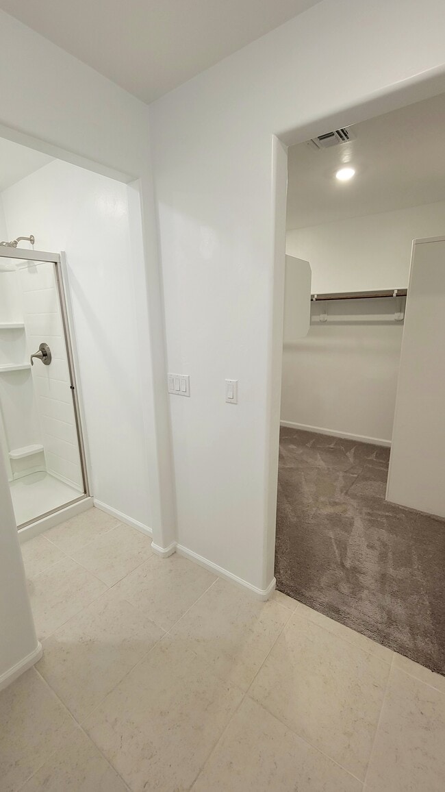 Building Photo - 7152 W Vineridge Dr