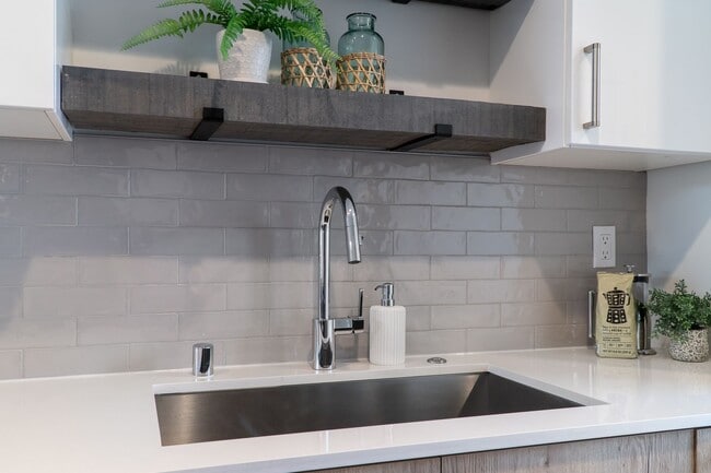 Building Photo - Modern 2bd/2ba Townhome with Rooftop & Par...