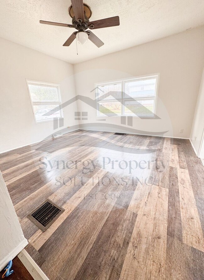 Building Photo - Martha Ave 23 - 23 1/2