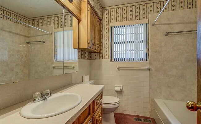 Building Photo - 610 N 6th Ave