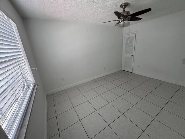 Building Photo - 921 W 80th Pl