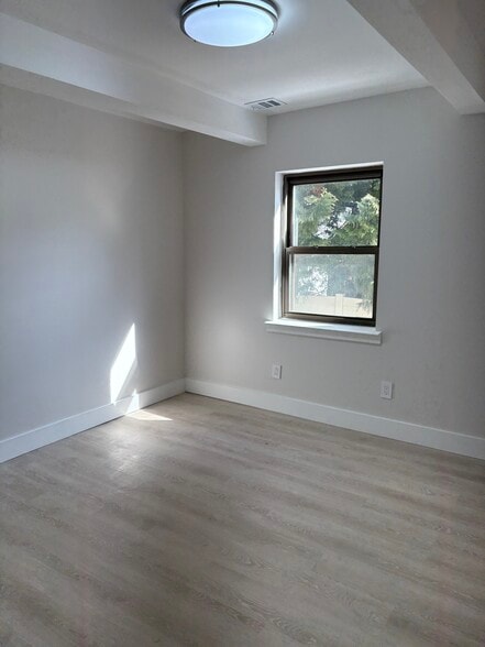 Building Photo - 136 Albany Blvd