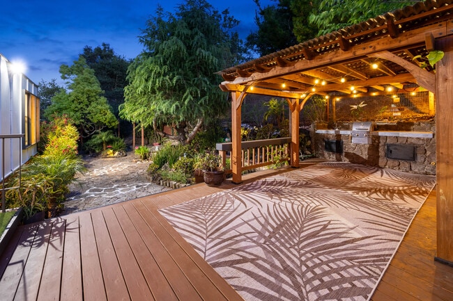 Building Photo - 100 Wimbledon Way