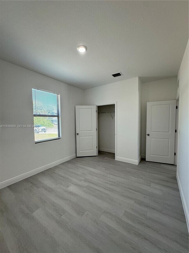 Building Photo - 6018 Acorn Cir