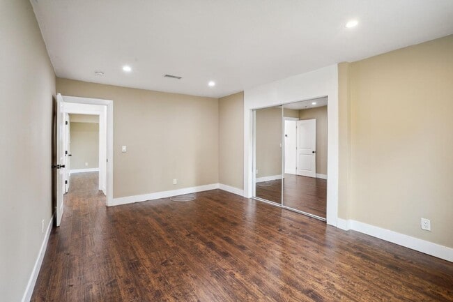 Building Photo - 1133 W 78th St