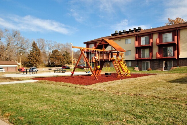 Building Photo - 2 Bedroom / 2 Bathroom Unit | Cornhusker Creek Apartment