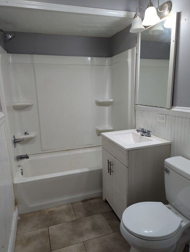 Building Photo - 2 Bedroom House  in Rossville/East Ridge