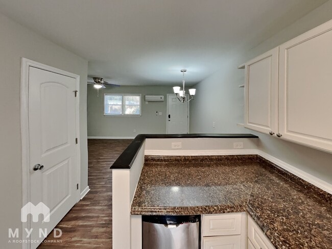 Building Photo - 305 S Spargo St