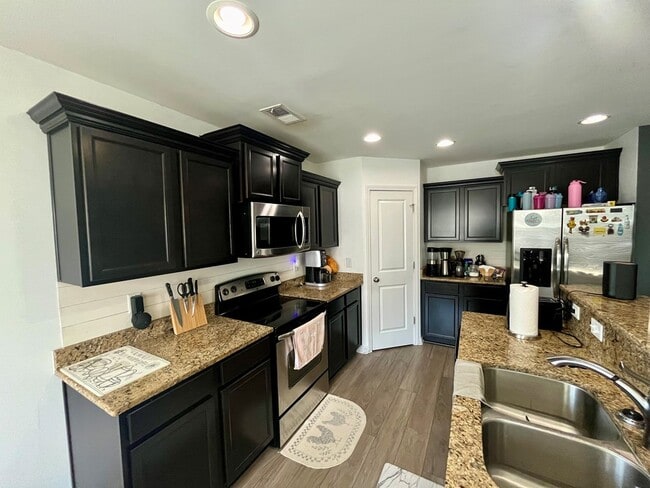 Building Photo - 2860 Bismuth Dr S