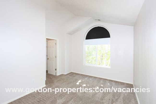 Building Photo - NE Halsey St - 2 bedroom townhouse with de...
