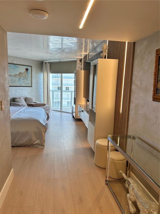 Building Photo - 16425 Collins Ave