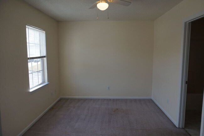 Building Photo - Two Bedroom Two and a Half Bathroom Townhouse located in Marsh Oaks Subdivision