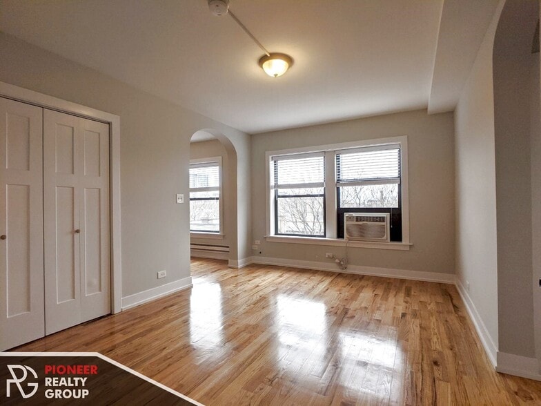 Building Photo - 556 W Arlington Pl