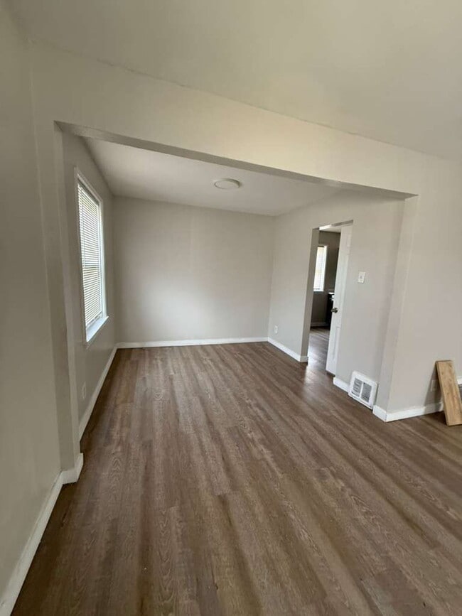 Building Photo - "Charming 2-Bedroom Retreat in University City - Cozy 900 Sq. Ft. Home!"  HUGE bedrooms with Base...