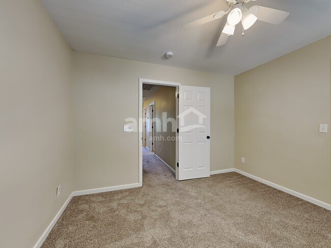 Building Photo - 152 Town Park Dr