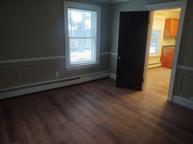 Building Photo - 3 Bedroom with off-street Parking on Park Ave