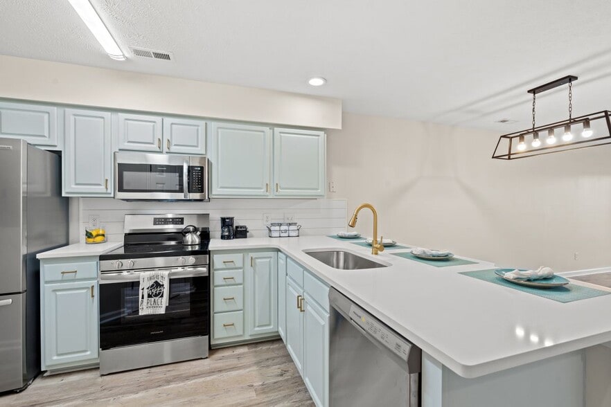 Building Photo - 412 Pinehurst Ln