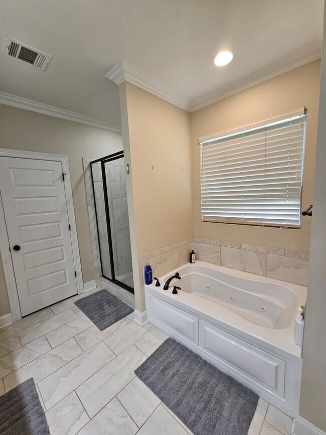 Building Photo - 43283 Pond View Dr