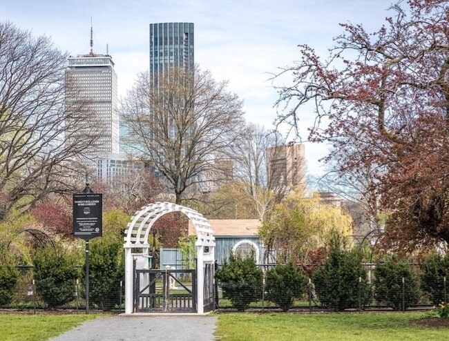 Building Photo - 118 Riverway St