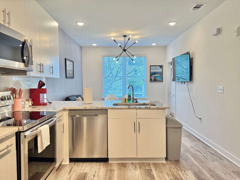 Building Photo - 525 Parkway Dr NE