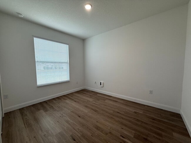 Building Photo - Beautiful 4 bedroom 2 bathroom home