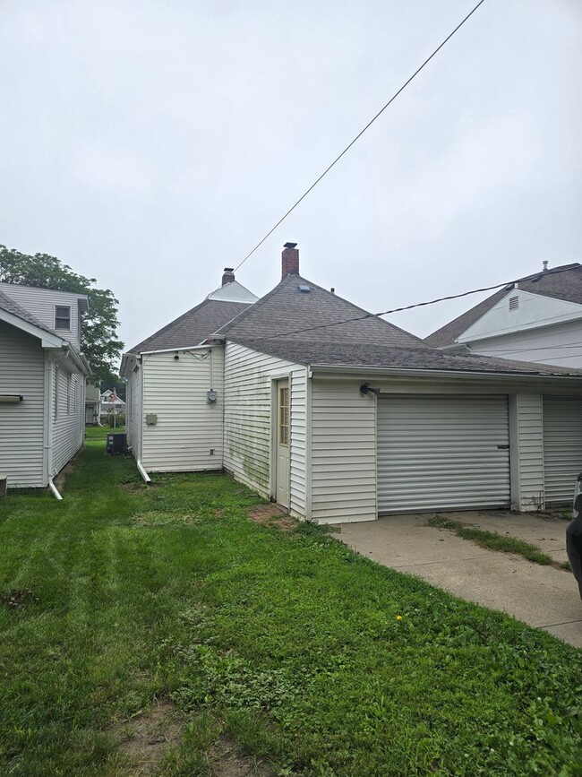 Building Photo - For Rent: Cozy 2 Bedroom, 1 Bathroom Singl...