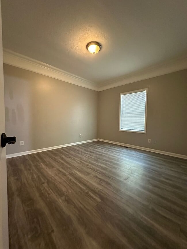 Building Photo - Large 4 bedroom home near Campus- Pre Lease for August 1st 2026