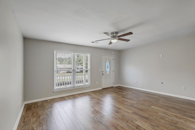Building Photo - Gorgeous Family Home in Summerville!