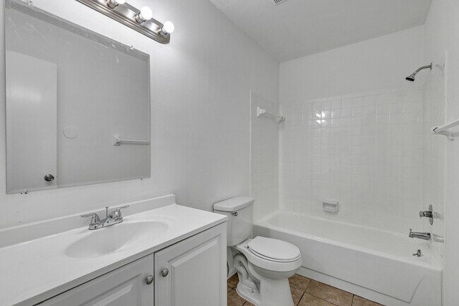 Building Photo - Charming One-Bedroom, One-Bath Retreat in Winter Haven with Modern Amenities
