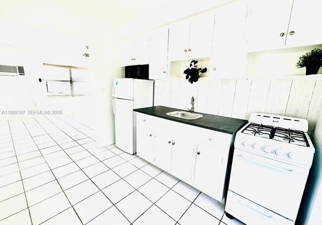 Building Photo - 1004 N 16th Ave