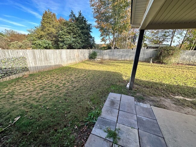 Building Photo - 4 bed 2 bath home with 2 car garage, covered patio, and fenced backyard