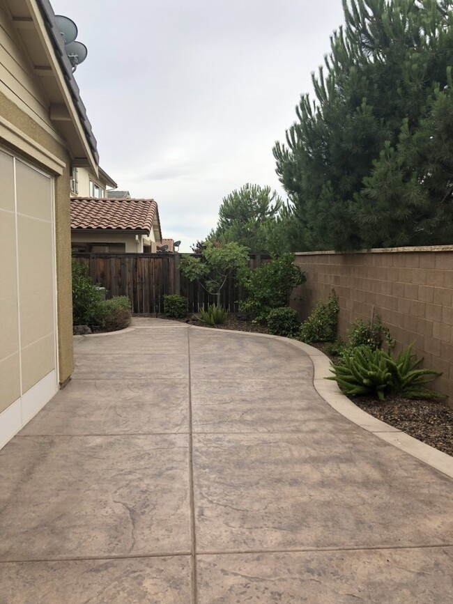 Building Photo - 5 bedroom Whitney Ranch Beauty! Walking di...