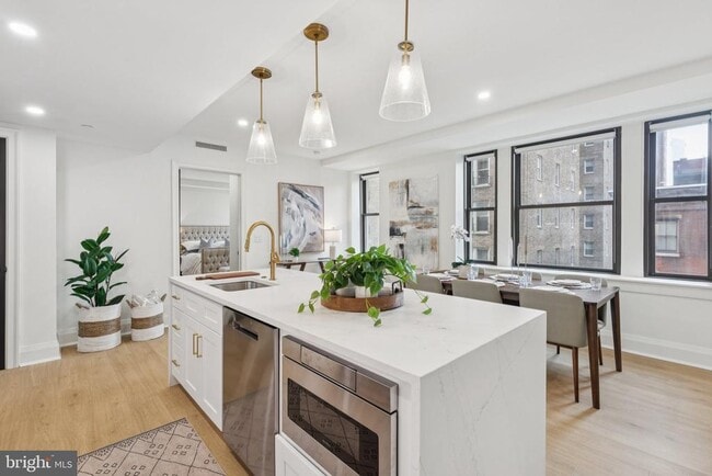 Building Photo - 135 S 19th St