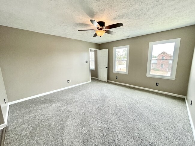 Building Photo - 3 Bed, 2 Bath Nest in Hope Mills