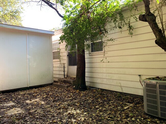 Building Photo - 1722 Kavanaugh Blvd
