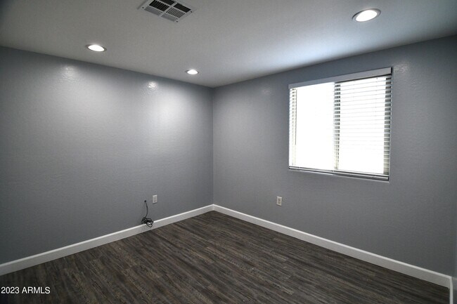 Building Photo - 3018 W Hazelwood St