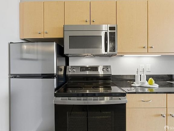 Building Photo - 140 S Van Ness Ave