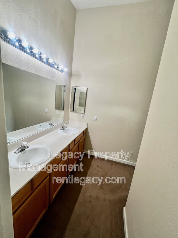 Building Photo - 1180 Camellia Ln