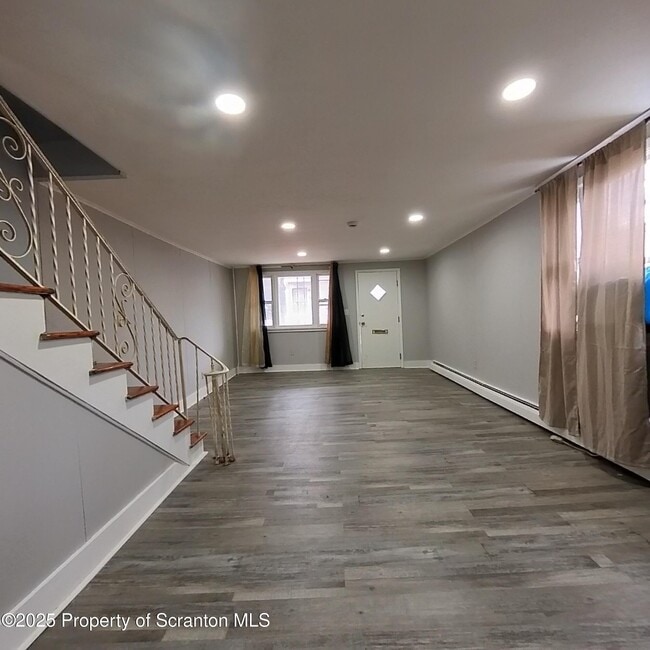 Building Photo - 37 Hickory St