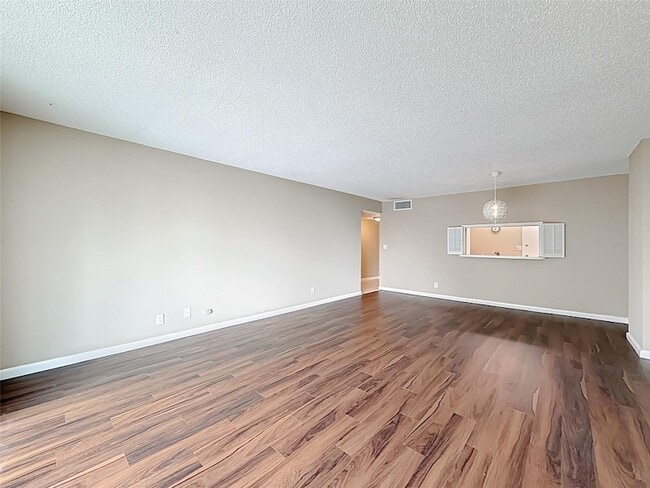 Building Photo - 1147 Hillsboro Mile Unit 506