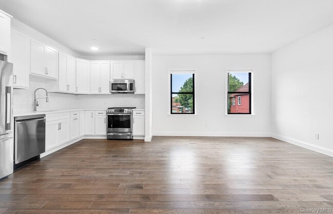 Building Photo - 206-208 Main St