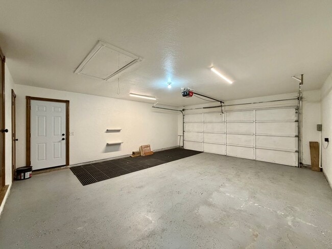 Building Photo - 6933 NW Eisenhower Dr