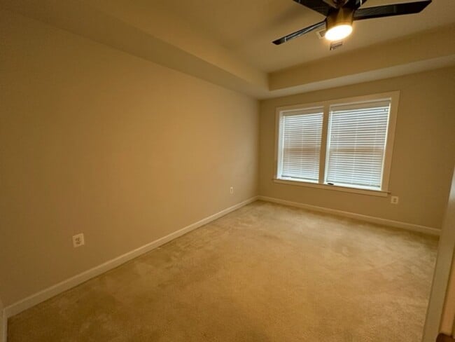 Building Photo - Gorgeous 4-Bed 3.5-Bath Townhouse next to ...