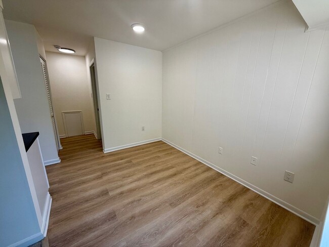Building Photo - Ready now! Huge 1 bedroom condo in Annapolis!