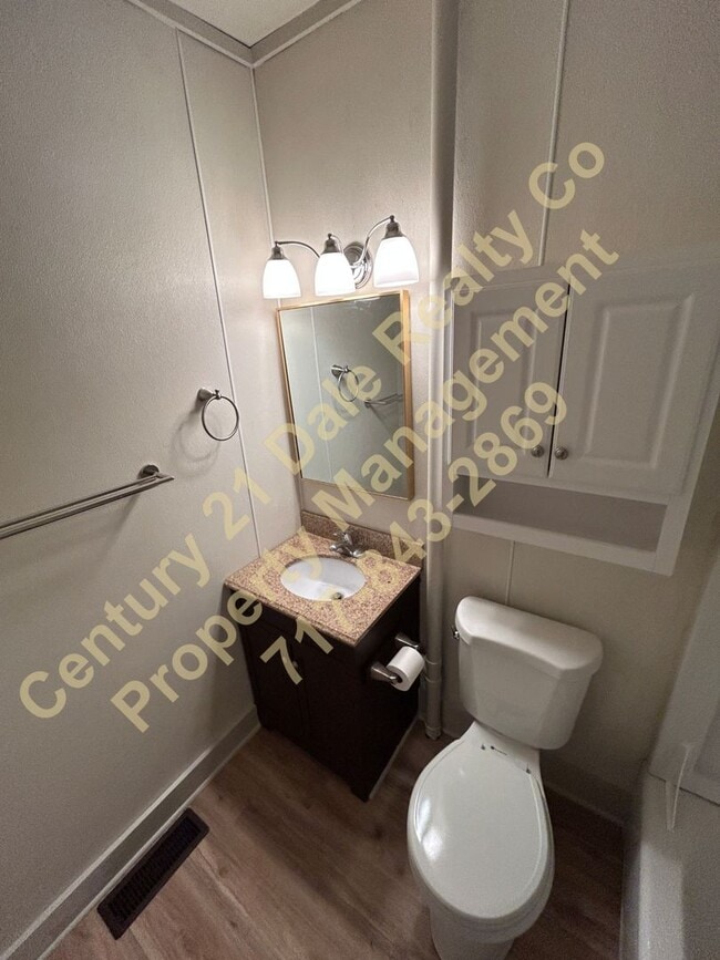 Building Photo - Beautifully redone 3 BR, 1 Bath Townhouse in York Suburban Schools