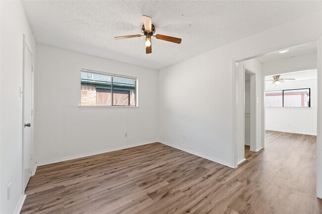 Building Photo - 9723 Cedar Bluff Dr