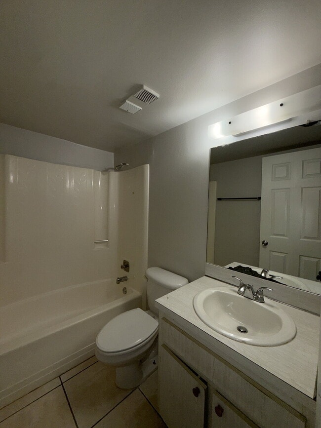 Building Photo - 2 bedroom, 2 bathroom in College Pines