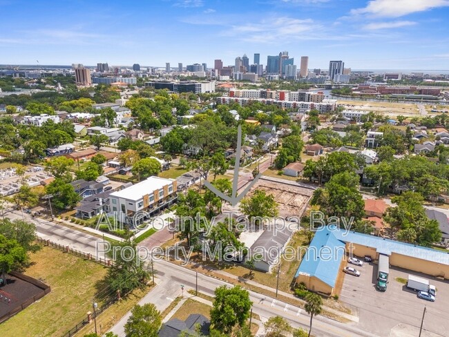 Building Photo - 402 W Columbus Dr