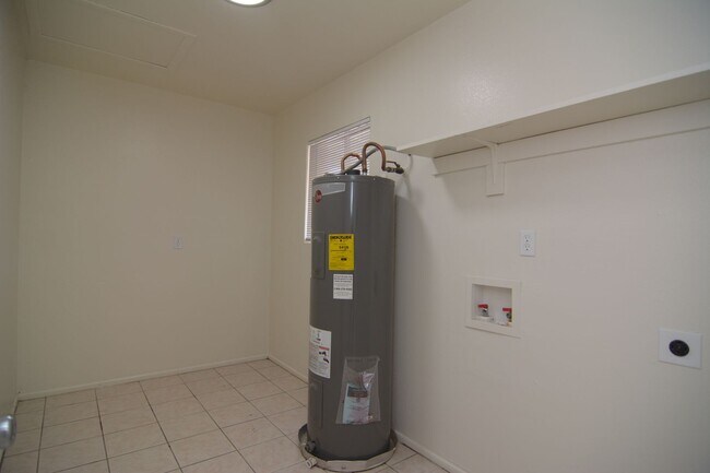 Building Photo - Updated 3 Bedroom 2 Bath Home! Southwest Tucson Location!