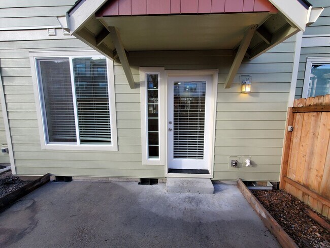 Building Photo - Great Location! 2 Bed 2 Bath Townhouse Style Condo! Open Concept! Laminate Floors Throughout Main!